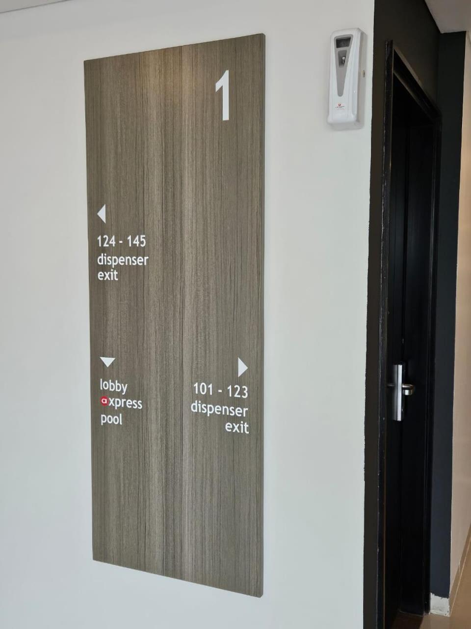 Amaris Hotel Cihampelas Bandung Exterior foto